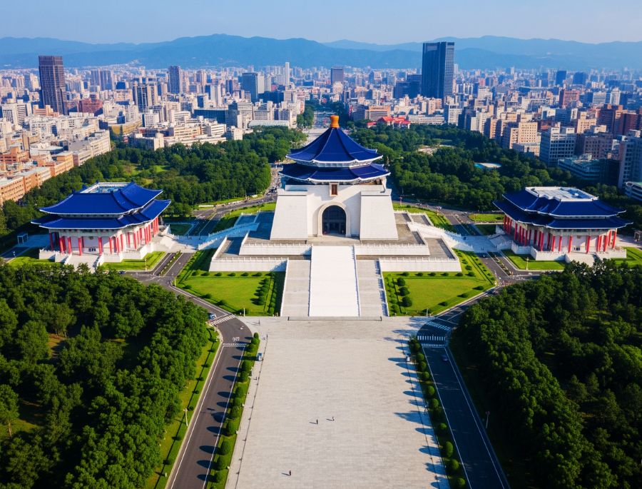 Nhà tưởng niệm tọa lạc trong khuôn viên rộng hơn 250.000 mét vuông