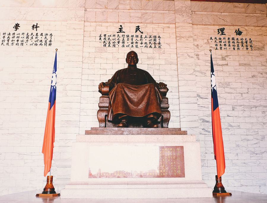 Bức tượng mô phỏng nhà cách mạng Tưởng Giới Thạch vô cùng lớn và uy nghiêm đặt ngay sảnh chính