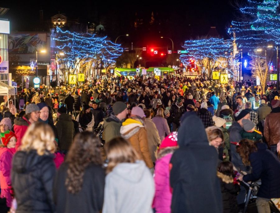 Dù là lễ hội nào thì Quảng Trường cũng thu hút một số lượng lớn khách du lịch tới tham quan và khám phá