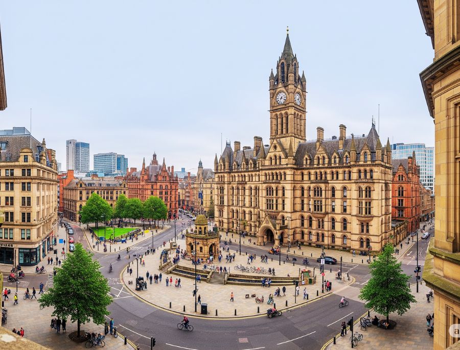 Quảng trường Albert là một trong những nhịp đập trung tâm của thành phố Manchester