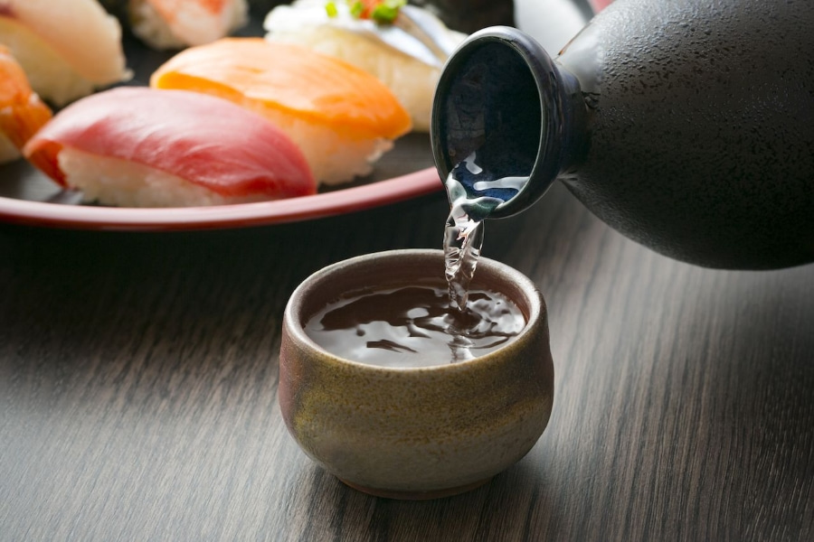 Sake là một lựa chọn tuyệt vời để kết hợp với các món ăn Nhật Bản