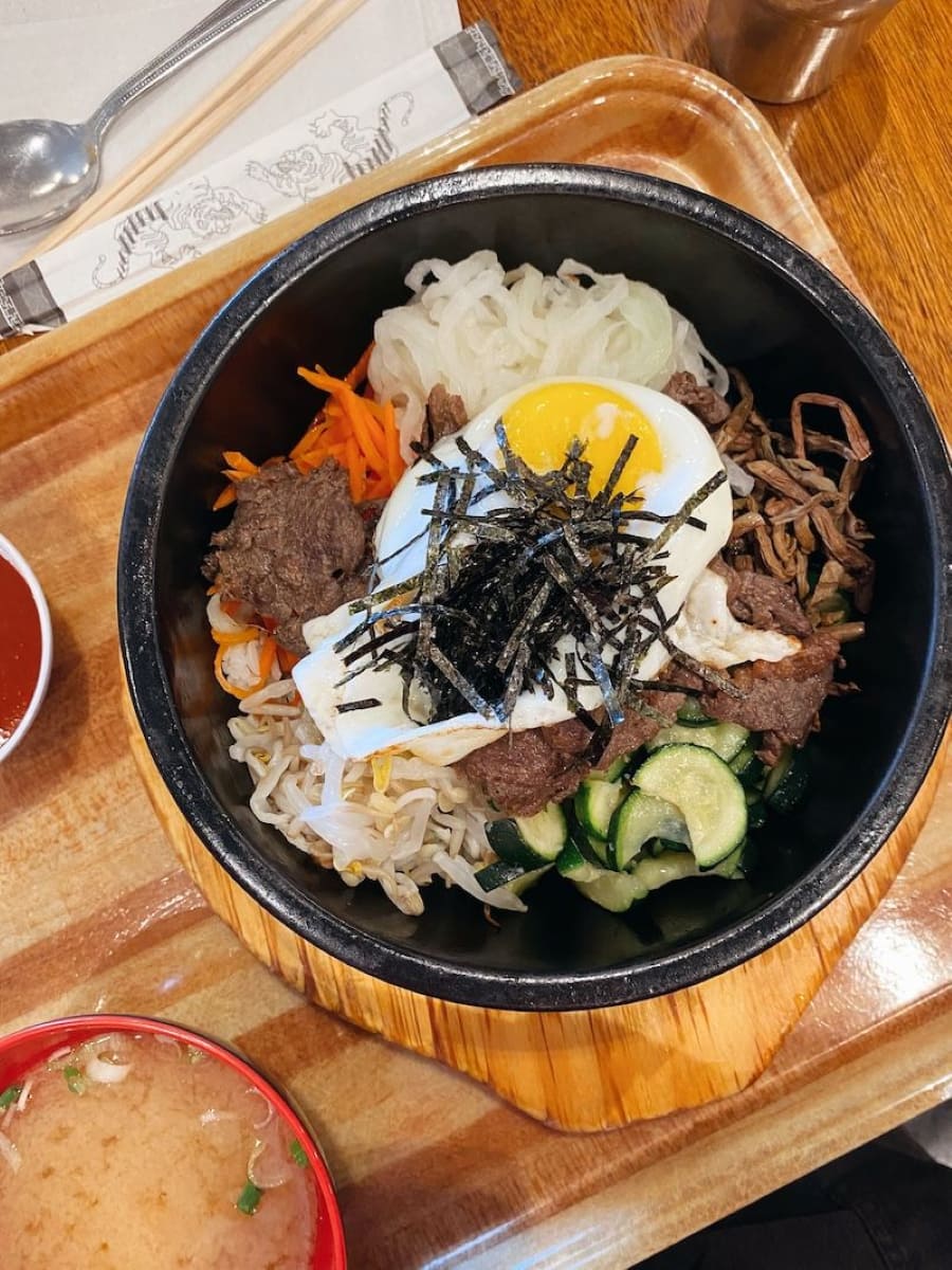 Đừng quên khám phá ẩm thực đa dạng và phong phú được phục vụ tại các phòng xông hơi nhé!