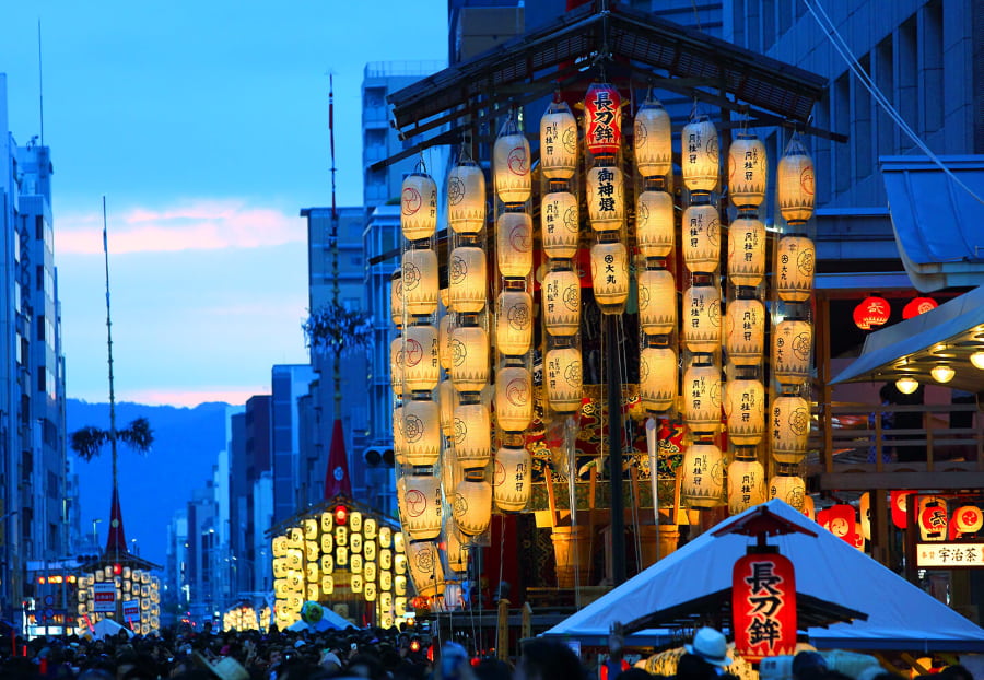 Yoiyama là trải nghiệm thú vị của lễ hội Gion Nhật Bản diễn ra vào các đêm trước cuộc diễu hành Yamaboko chính