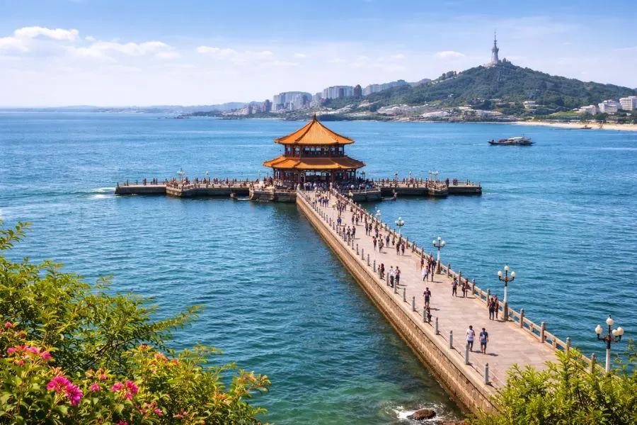 Hình ảnh cầu Zhanqiao vươn mình ra biển là biểu tượng cổ kính của thành phố Thanh Đảo