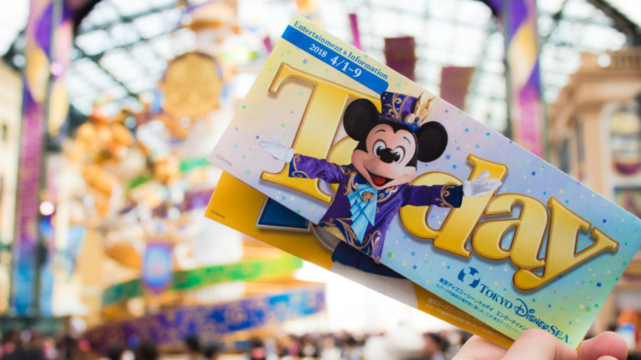 Bạn có thể mua vé trực tiếp tại quầy hoặc đặt vé online nếu muốn đến khám phá Tokyo Disneyland này nhé!