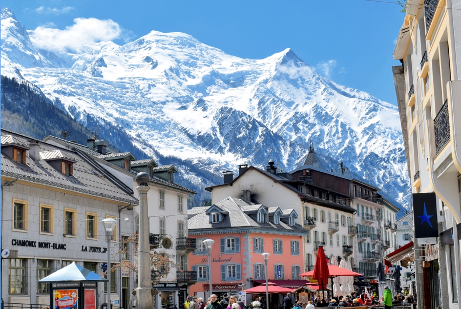 Thị trấn Chamonix nằm dưới chân ngọn núi cao nhất châu Âu Mont Blanc