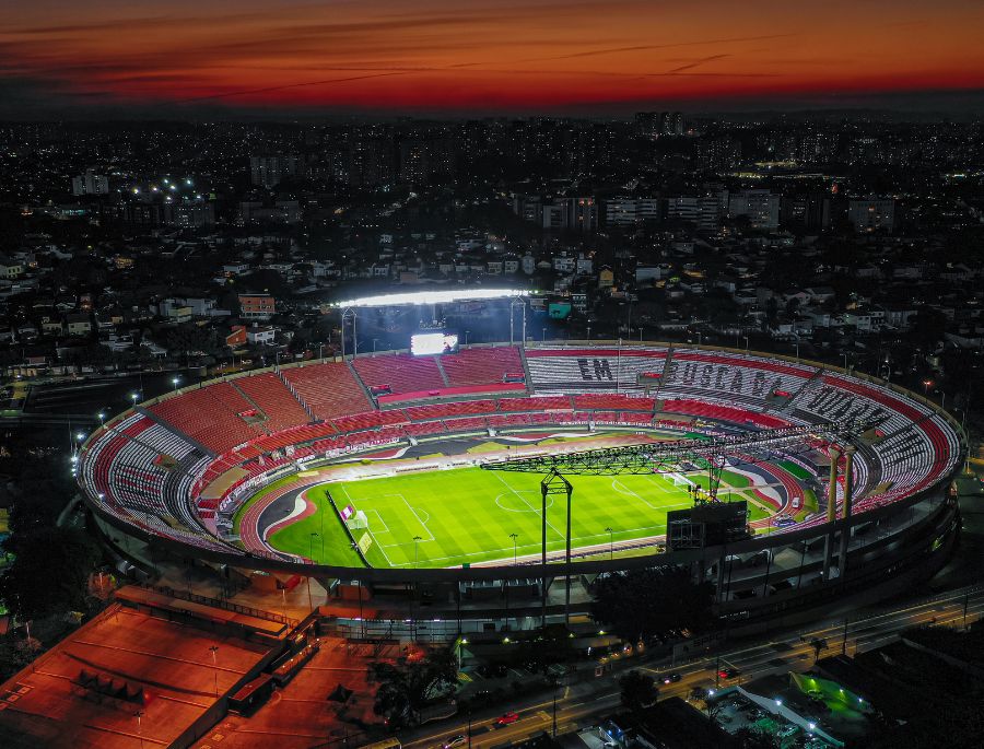 Khung cảnh rực rỡ của sân bóng lúc màn đêm buông xuống
