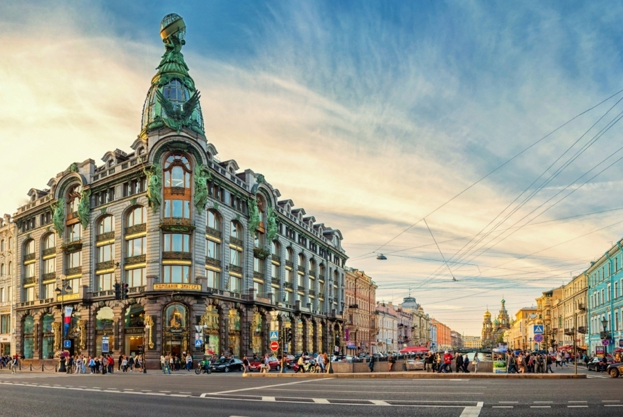 Nevsky Prospekt là trục đường chính và cũng là đại lộ nổi tiếng nhất của Saint Petersburg