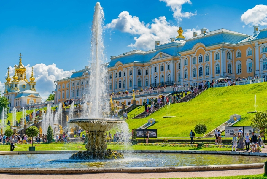 Peterhof thường được ví như Versailles của nước Nga