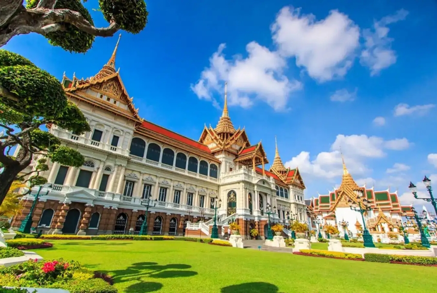 Cung điện Dusit Maha Prasat Palace là biểu tượng của sự quyền quý và tinh tế trong kiến trúc hoàng gia