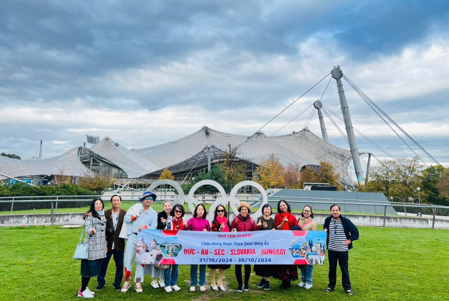 Đoàn khách với tour du lịch Châu Âu đa dạng trải nghiệm các nước