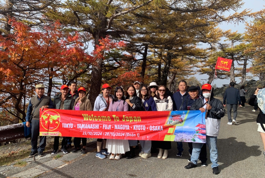 Đoàn khách Top Ten Travel rạng rỡ check-in giữa sắc lá cuối thu
