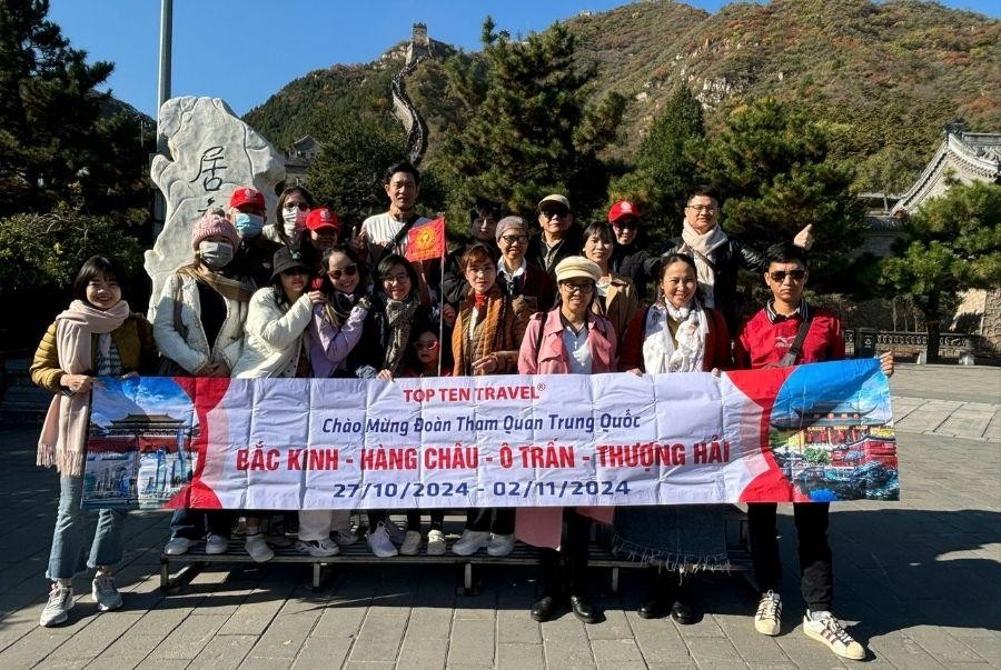 Đoàn khách nhà Top Ten Travel check-in hành trình tour Trung Quốc mùa thu 2024