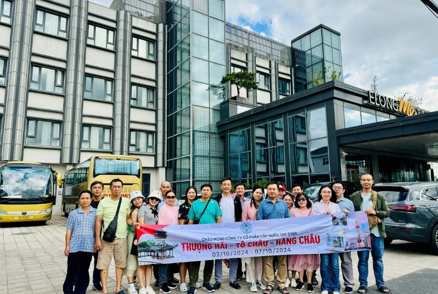 Đoàn khách khám phá mùa thu Trung Quốc trong tour Thượng Hải  – Tô Châu  – Hàng Châu