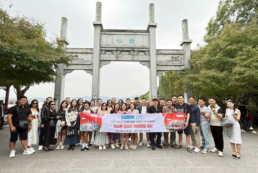 Đoàn khách đến tham quan khung cảnh lãng mạn của Thượng Hải mùa thu