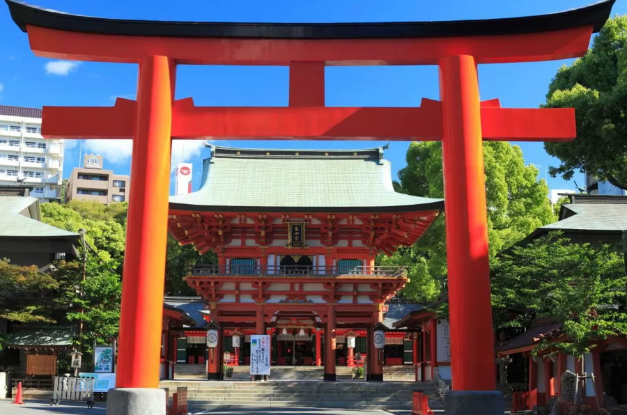 Ikuta Shrine là một trong những ngôi đền Shinto cổ kính nhất Nhật Bản, với lịch sử hơn 1.800 năm