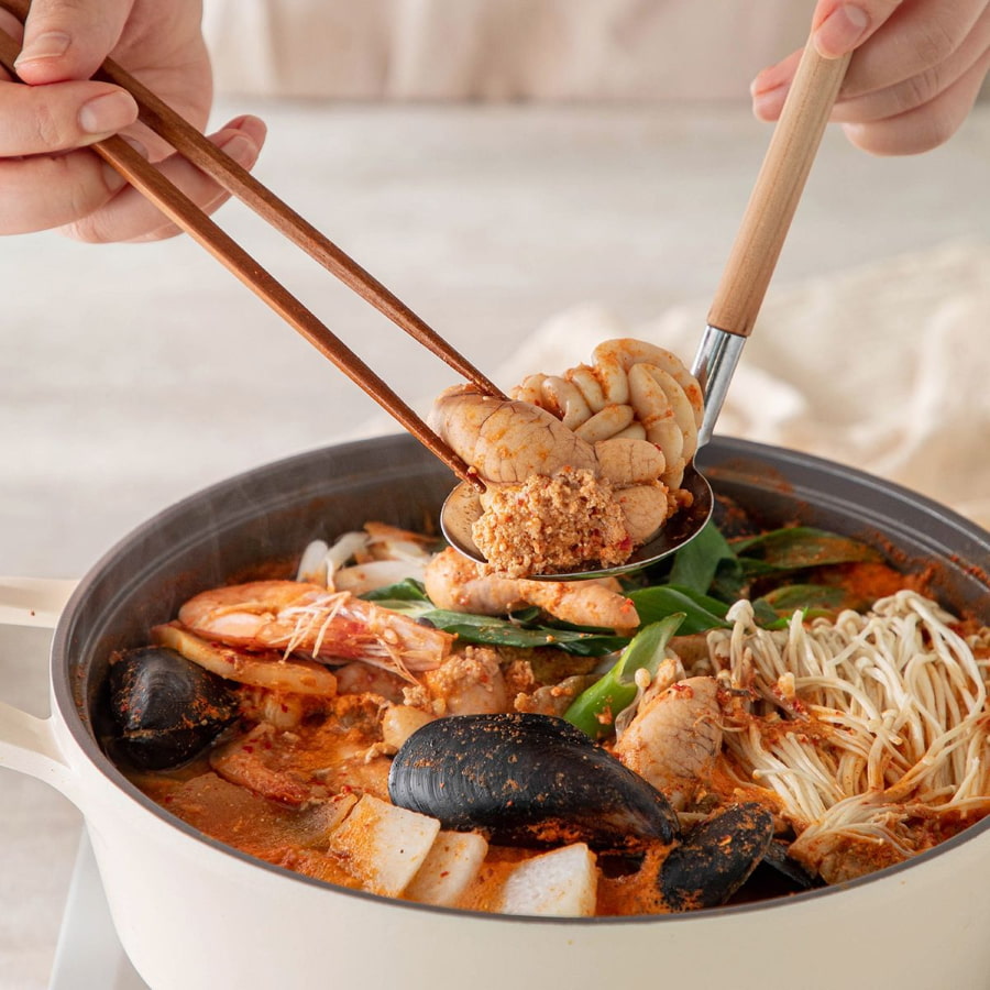 Lẩu hải sản Busan thường được ăn kèm với các loại rau xanh tươi mát, nấm và mì, tạo nên một bữa ăn vừa no bụng vừa bổ dưỡng