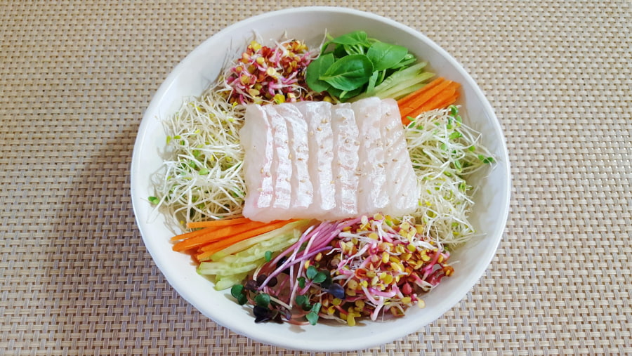 Gỏi cá sống cuốn rau là một món ăn thanh mát, đầy màu sắc, rất được ưa chuộng tại Busan vào mùa hè