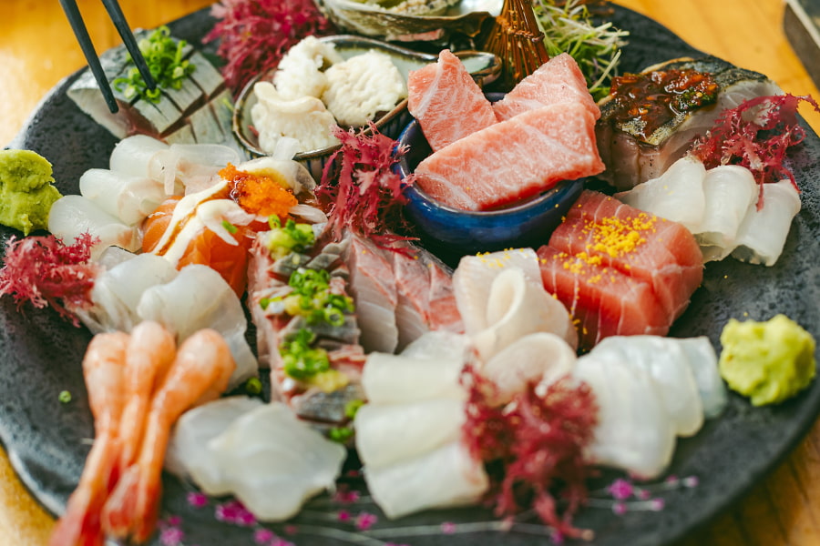 Từng miếng cá trong veo, óng ánh, được cắt tỉa khéo léo, giữ trọn vẹn vị ngọt tự nhiên, thanh mát tan chảy trên đầu lưỡi