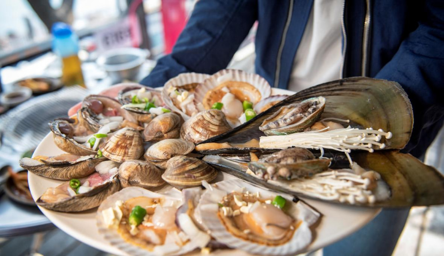 Món hải sản nướng tổng hợp chính là sự lựa chọn tuyệt vời để bạn trải nghiệm trọn vẹn sự đa dạng và tươi ngon của biển cả nơi đây