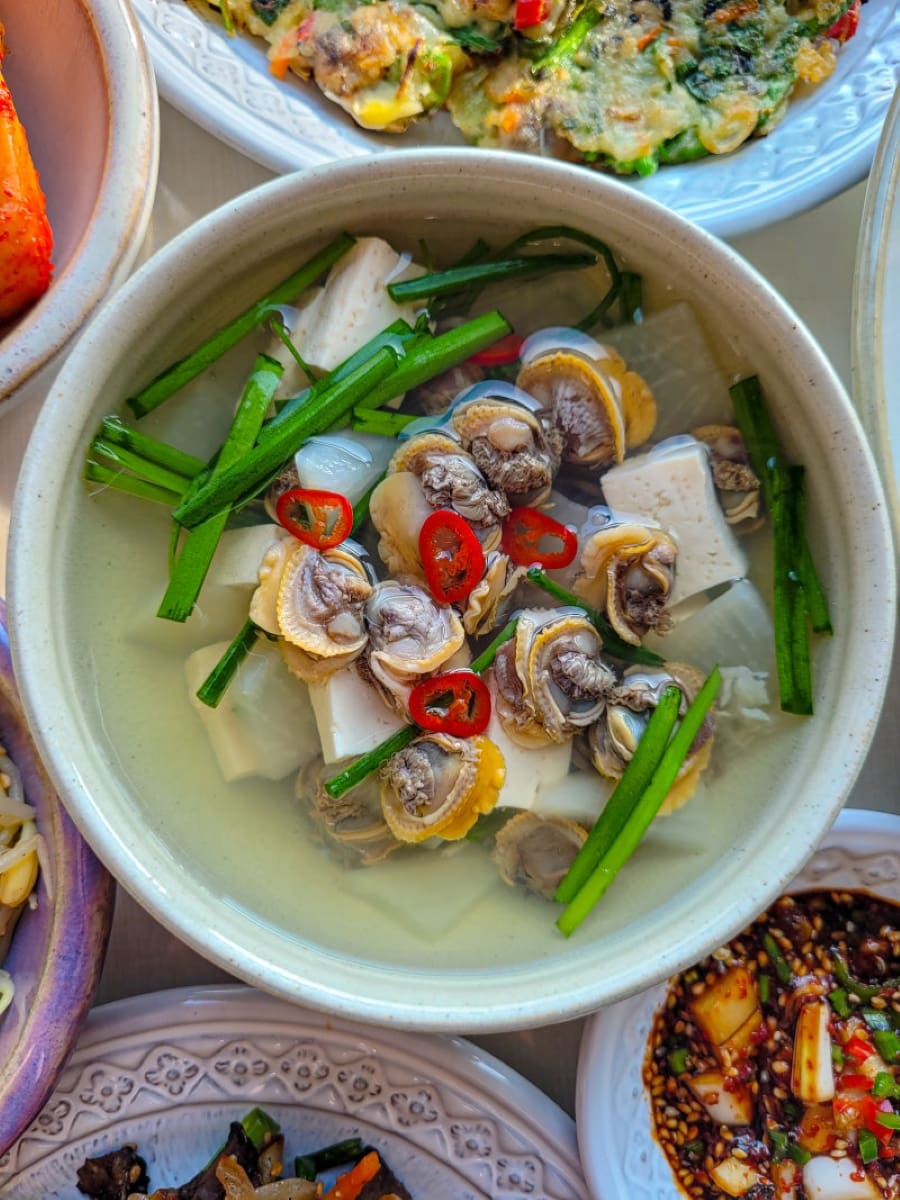 Một bát súp sò huyết nóng hổi không chỉ là một món ăn bổ dưỡng mà còn mang đến một hương vị biển cả đặc trưng, khó quên