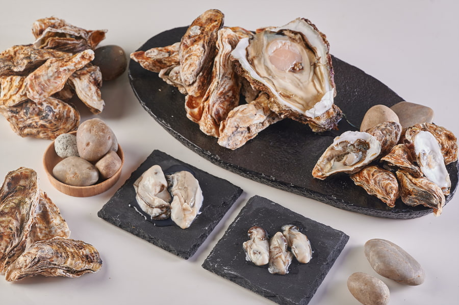 Du lịch Busan mùa hè là thời điểm lý tưởng để thưởng thức trọn vẹn hương vị tươi mát, tinh khiết của hàu tươi sống