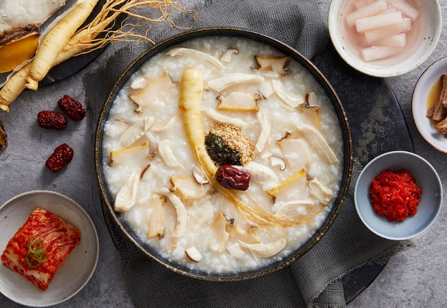 Những con bào ngư tươi ngon, được thái lát mỏng, nấu cùng gạo dẻo thơm, tạo nên một món cháo sánh mịn, ngọt thanh