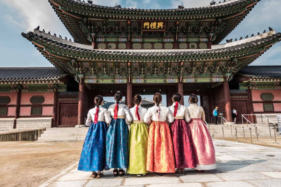 Một trong những trải nghiệm được các tín đồ du lịch Hàn Quốc yêu thích chính là mặc Hanbok truyền thống và chụp ảnh