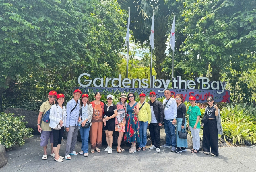 Đoàn khách nhà Top Ten Travel cùng đến tham quan khu vườn nhân tạo Gardens by the Bay