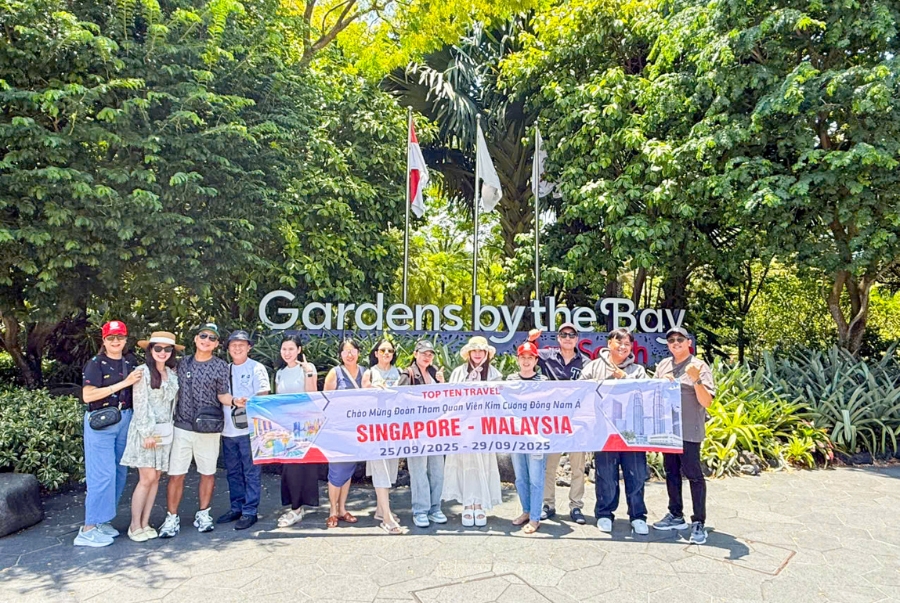 Đoàn khách Top Ten Travel check-in tại Gardens by the Bay tại Singapore