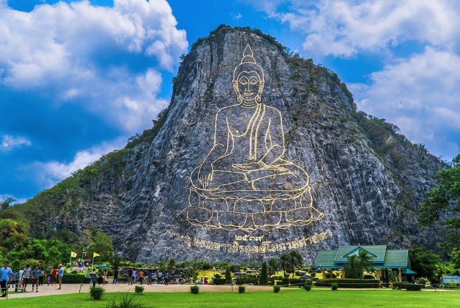 Núi Phật Vàng nổi tiếng với bức tượng Phật được khắc trên vách núi cao