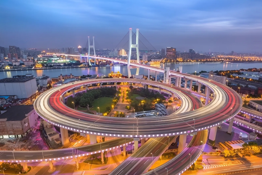 Vẻ đẹp lung linh của cầu Nam Phố khi hoàng hôn buông xuống trên thành phố Thượng Hải