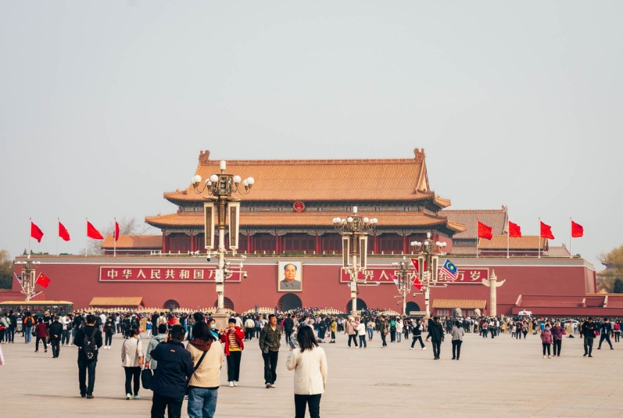 Quảng trường Thiên An Môn là biểu tượng quốc gia nổi bật giữa lòng thủ đô Bắc Kinh