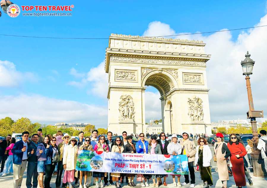 Đoàn Khách Top Ten Travel check in tại Khải Hoàn Môn