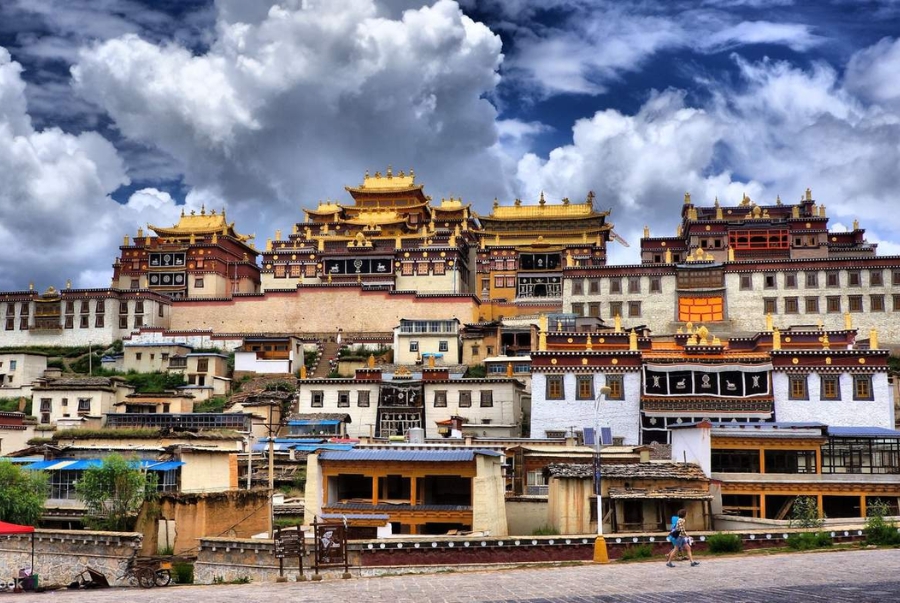 Tu viện Songzanlin mang vẻ đẹp cổ kính với mái ngói vàng rực rỡ nổi bật giữa núi cao
