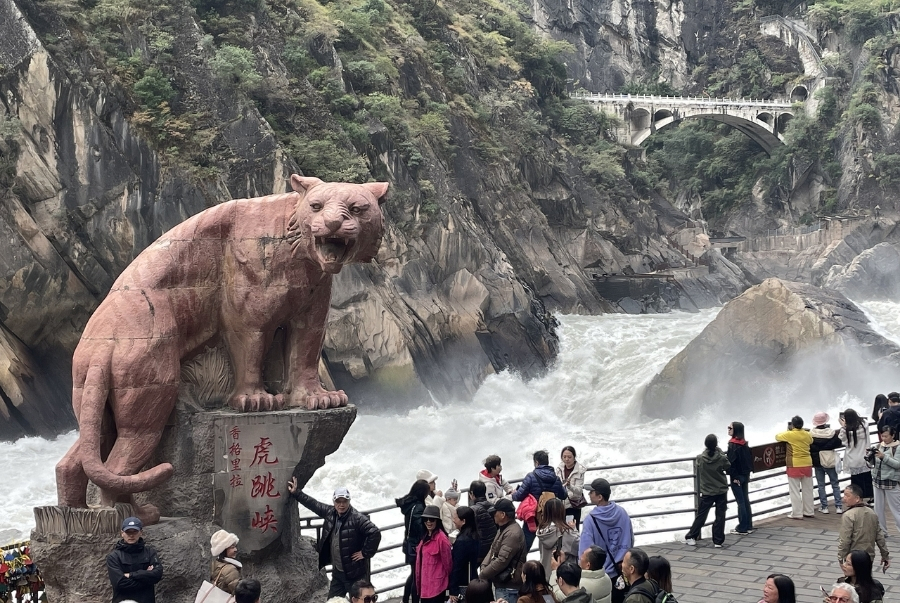 Khe Hổ Nhảy là hẻm núi hùng vĩ với dòng sông Dương Tử cuồn cuộn giữa núi rừng