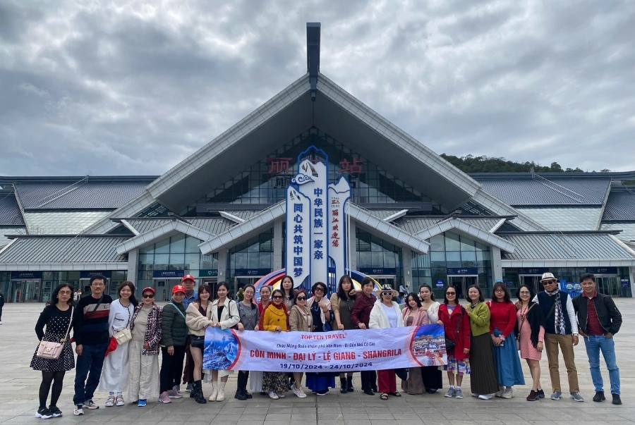 Đoàn khách Top Ten Travel check in tại ga tàu cao tốc Côn Minh hiện đại