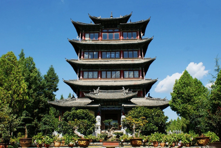 Vạn Cổ Lầu cao hơn 30m là công trình kiến trúc gỗ độc đáo bậc nhất của thành cổ Lệ Giang