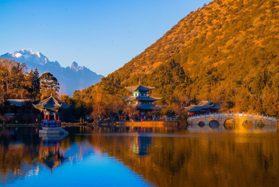 Vẻ đẹp thanh bình của Hắc Long Đàm khiến nhiều du khách say mê