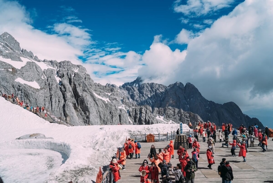 Núi tuyết Ngọc Long hùng vĩ với đỉnh núi phủ trắng xóa và bầu trời xanh trong