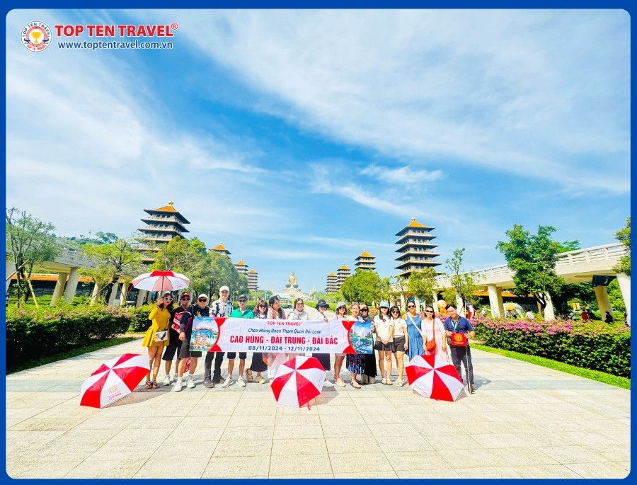 Đoàn khách Top Ten Travel trên hành trình khám phá Phật Quang Sơn Tự