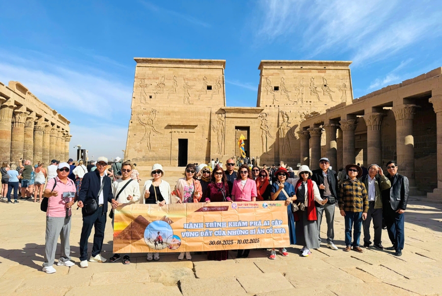 Đoàn khách cùng nhau tham quan các địa điểm lịch sử kỳ vĩ của Ai Cập