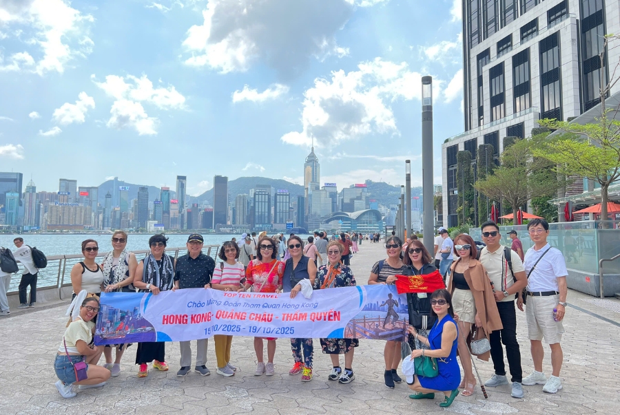 Đoàn khách nhà Top Ten Travel check-in tại Đại Lộ Ngôi Sao