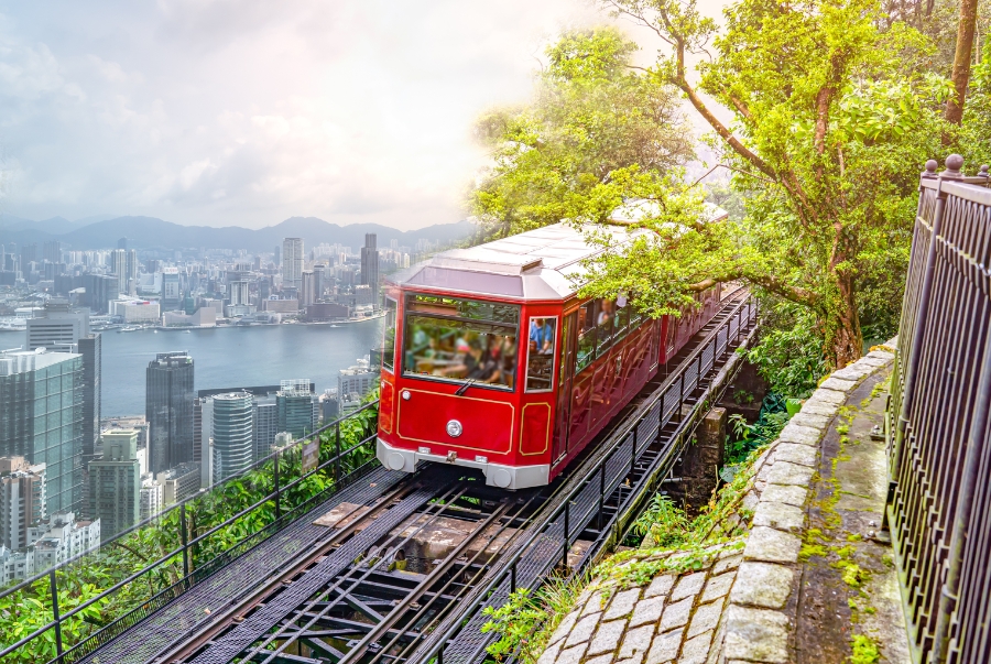 Ngồi trong tàu điện leo núi Peak Tram là trải nghiệm rất được yêu thích