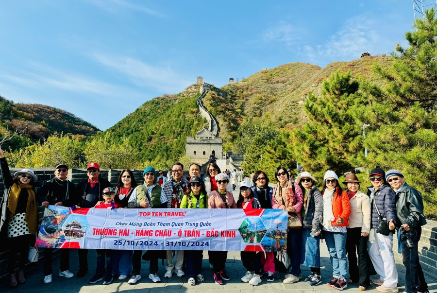 Đoàn khách Top Ten Travel lưu giữ kỷ niệm tại Vạn Lý Trường Thành trong tour Trung Quốc mùa thu