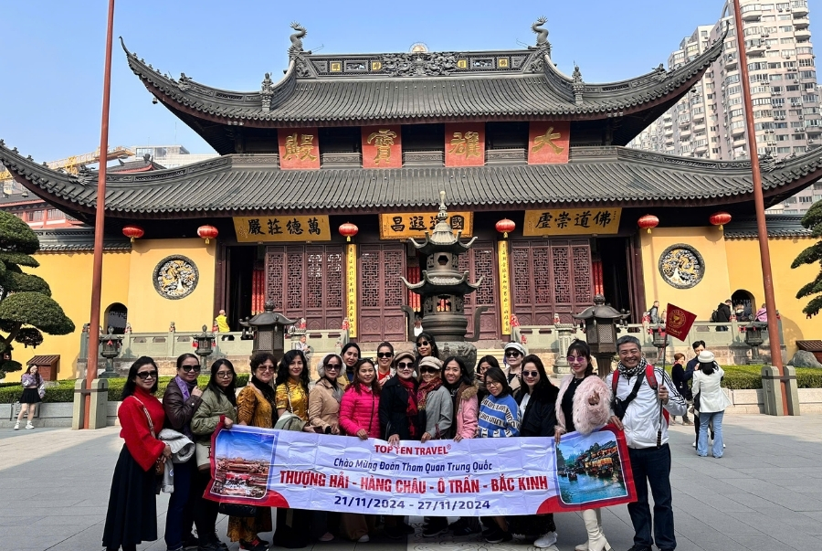 Đoàn khách Top Ten Travel check in trước ngôi chùa cổ trong hành trình Trung Quốc mùa thu