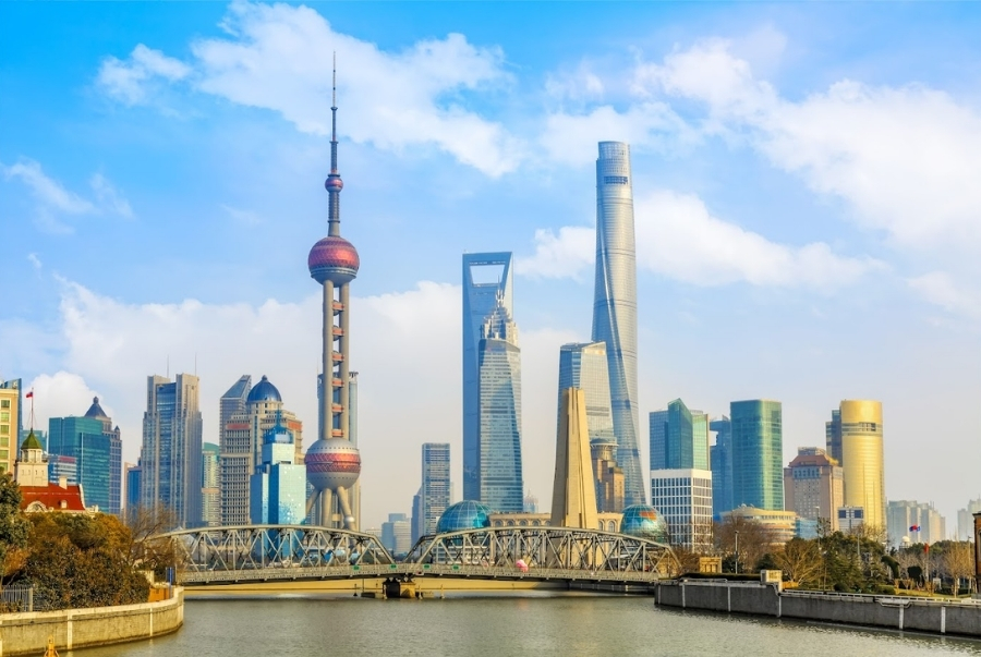 Bến Thượng Hải là điểm hẹn để du khách ngắm toàn cảnh sông Hoàng Phố và các tòa tháp hiện đại