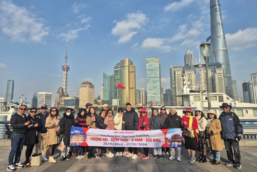 Đoàn khách Top Ten Travel check-in giữa vẻ đẹp mùa thu của bến Thượng Hải