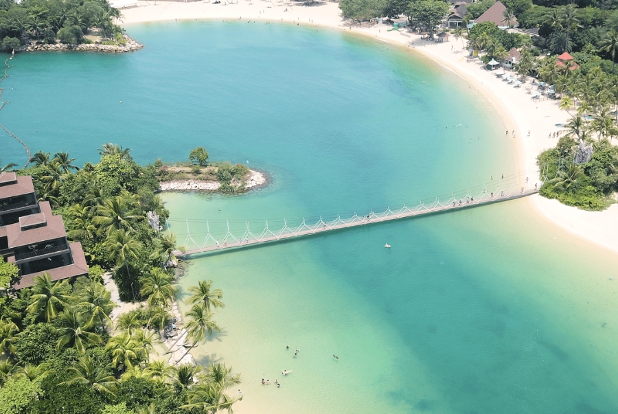 Palawan nổi bật với cây cầu treo dẫn ra điểm cực nam của lục địa châu Á