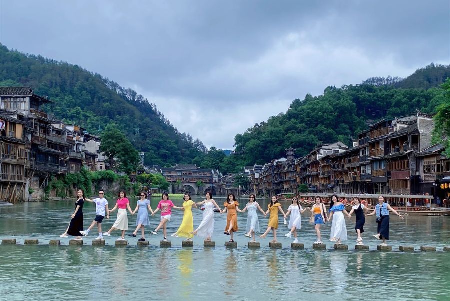 Cầu đá nhảy là biểu tượng nổi bật nhất mà Bạn không thể bỏ qua khi đi du lịch Phượng Hoàng Cổ Trấn